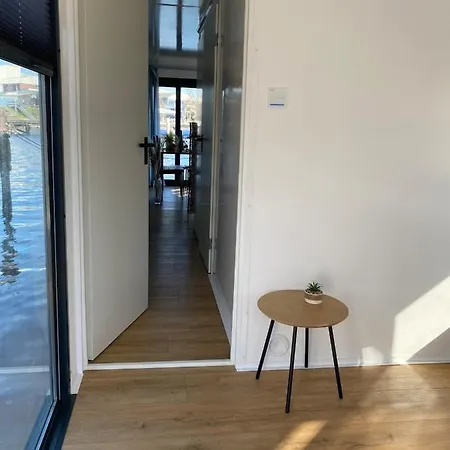 Hausboot Bootsmaenner *