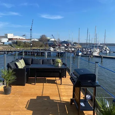 Botel Hausboot Bootsmaenner *