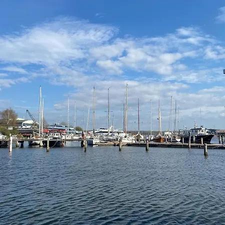 Hausboot Bootsmaenner Botel *