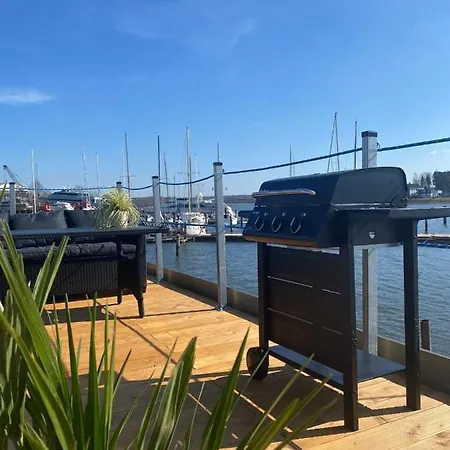 Hausboot Bootsmaenner Botel Lubeck